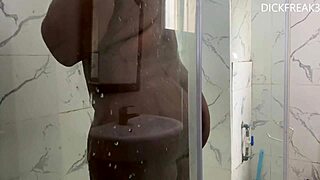 Hot Quickie with Oga Boss Wife in Bathtub Delivers Wet Creampie.