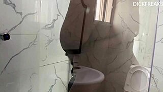 Hot Quickie with Oga Boss Wife in Bathtub Delivers Wet Creampie.