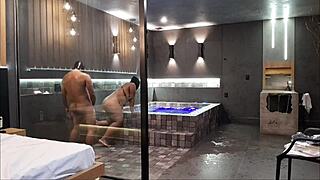 Levei minha amiga no motel de luxo ela adorou e acabou liberando o cuzinho