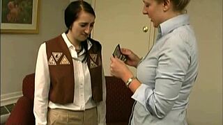 我打Samara Maes的裸屁股