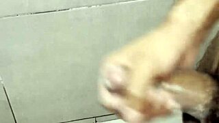 Masturbándome En El Baño Del Gym - Parte 2