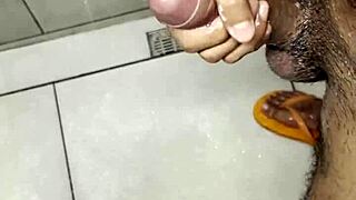 Masturbándome En El Baño Del Gym - Parte 2
