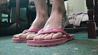 i got huge talons on my curvy feet, so sexy