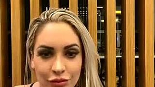 loira gostosa showing off her big tits and ass in a casual setting