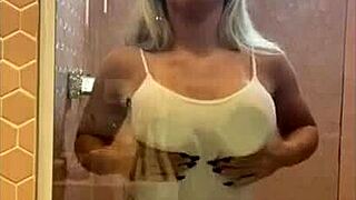 loira gostosa showing off her big tits and ass in a casual setting