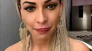 loira gostosa showing off her big tits and ass in a casual setting