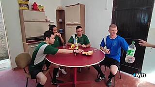 足球队逼骚货吸全队鸡巴