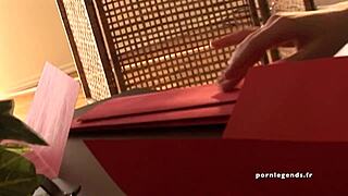 sandra romain prise sur le canapé elle reçoit un soin du visage.