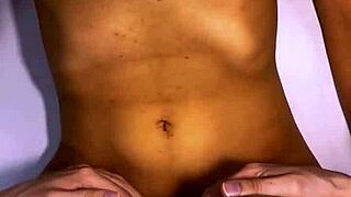 el infiel y la estudiante intercambiaron miradas furtivas en la sala de clases y terminaron besándose