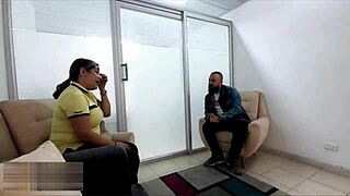 Llego A Un Trato Con La Directora Del Colegio De Mi Hijastro Ayudándola Con Una Rica Cojida Y Quitándole Las Ganas De Verga - Porno En Español