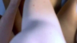 el infiel y la estudiante intercambiaron miradas furtivas en la sala de clases y terminaron besándose