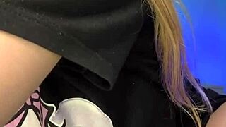 Watch me finger this pink perfect pussy with a big dildo, says the teen in hardcore amateurs scene