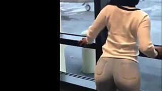 Is that phat ass shaking solo with payper dollz?