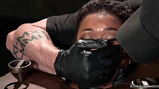 小奶黑妞奴绑变态装置里被粗暴指奸