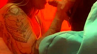 mesmo sabendo que eu sou casada o cara pediu pra mim puxar a calcinha de ladinho mostrou foto do pau e depois me levou pro banheiro qu�mico e me colocou pra chupar