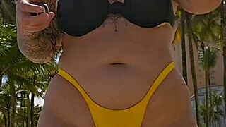 mesmo sabendo que eu sou casada o cara pediu pra mim puxar a calcinha de ladinho mostrou foto do pau e depois me levou pro banheiro qu�mico e me colocou pra chupar