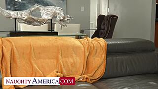 可爱女孩在甜点惊喜前吸朋友哥哥鸡巴