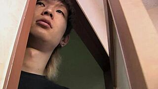 想看日本年轻女孩18+ 18+ 近距离挑逗她修剪的阴部吗？