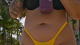 mesmo sabendo que eu sou casada o cara pediu pra mim puxar a calcinha de ladinho mostrou foto do pau e depois me levou pro banheiro qu�mico e me colocou pra chupar