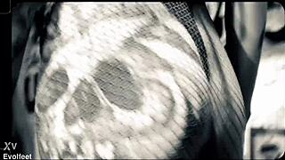 Jerk to my pretty small feet 😘