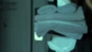 女佣抓到我在手淫，为了额外现金帮忙