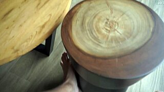 女佣抓到我在手淫，为了额外现金帮忙