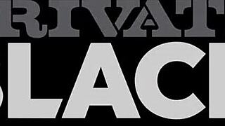 绿帽丈夫看着Ambre Aphrodite操两个大黑鸡巴