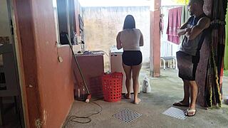 Minha esposa saiu e a empregada não resistiu meu pau ereto