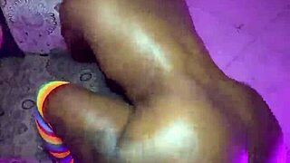 Hermanastra se fue a la cama sin usar bragas