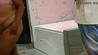 按摩旅馆接待员热水浴缸激战