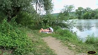 Una Ragazza Biondina Si Lava Al Fiume E Due Anziani La Vedono!