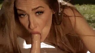 瘦美辣妹花园玩具自慰脱衣挑逗高潮