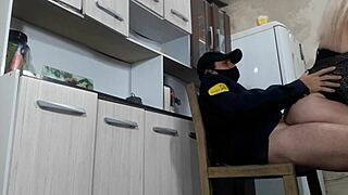 我是已婚熟女，无套操门卫，吸他粗鸡巴