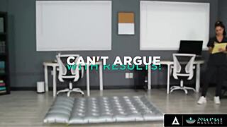 Nina White抗拒老板怪物巨屌油滑努鲁按摩？