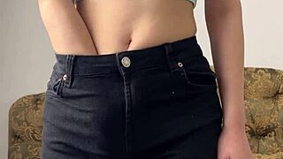 可爱少女自慰和操假阳具