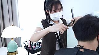 我舔大屁股理发妹弯腰时湿屄