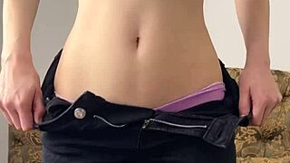 可爱少女自慰和操假阳具