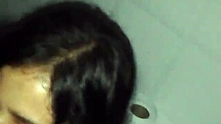 yo chupandome el pene escondida en el baño