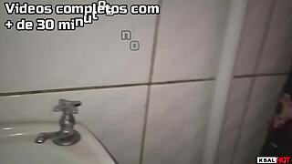 Mike Hot Vai Para O Banheiro Tocar Um Punheta Gostosa Para Um Fã E A Safadinha Da Danny Hot Cai Na Piroca Do Marido E Vão Fuder No Quarto