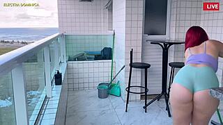 Contratei essa empregada e ela é muito safada veio com mini shorts para me deixar excitado eu fiquei louco