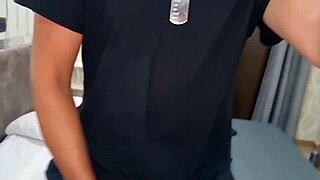 Assolo con sborrata cazzo grosso sborra con dito nel culo in primo piano ragazzo italiano sexy si sega e geme con dialogo sporco e masturbazione anale pisello da succhiare e ano da leccare