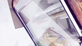 商店偷窥裙底内裤看到了没？