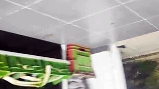 商店偷窥裙底内裤看到了没？