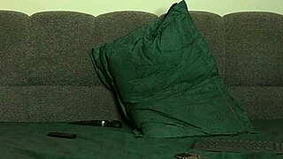 这个饥渴骚货为什么秀她的光屄？