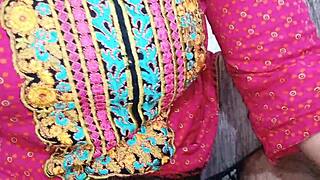 Muslim mistress has dirty relations with servant in Hindi!