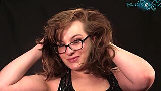 barefoot milf tease with foot fetish joi 😏