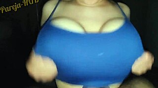 Mi vecina chichona pierde reto con paja rusa, showing off her curvy body.