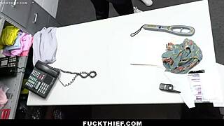 海莉里德偷窃遭猛干惩罚