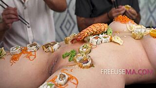 Suki Sin 作为免费厨师在厨房幻想干