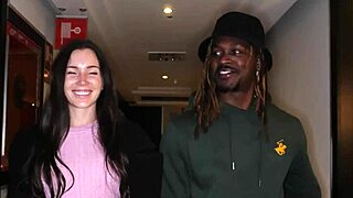 第一次吞下巨大黑鸡巴